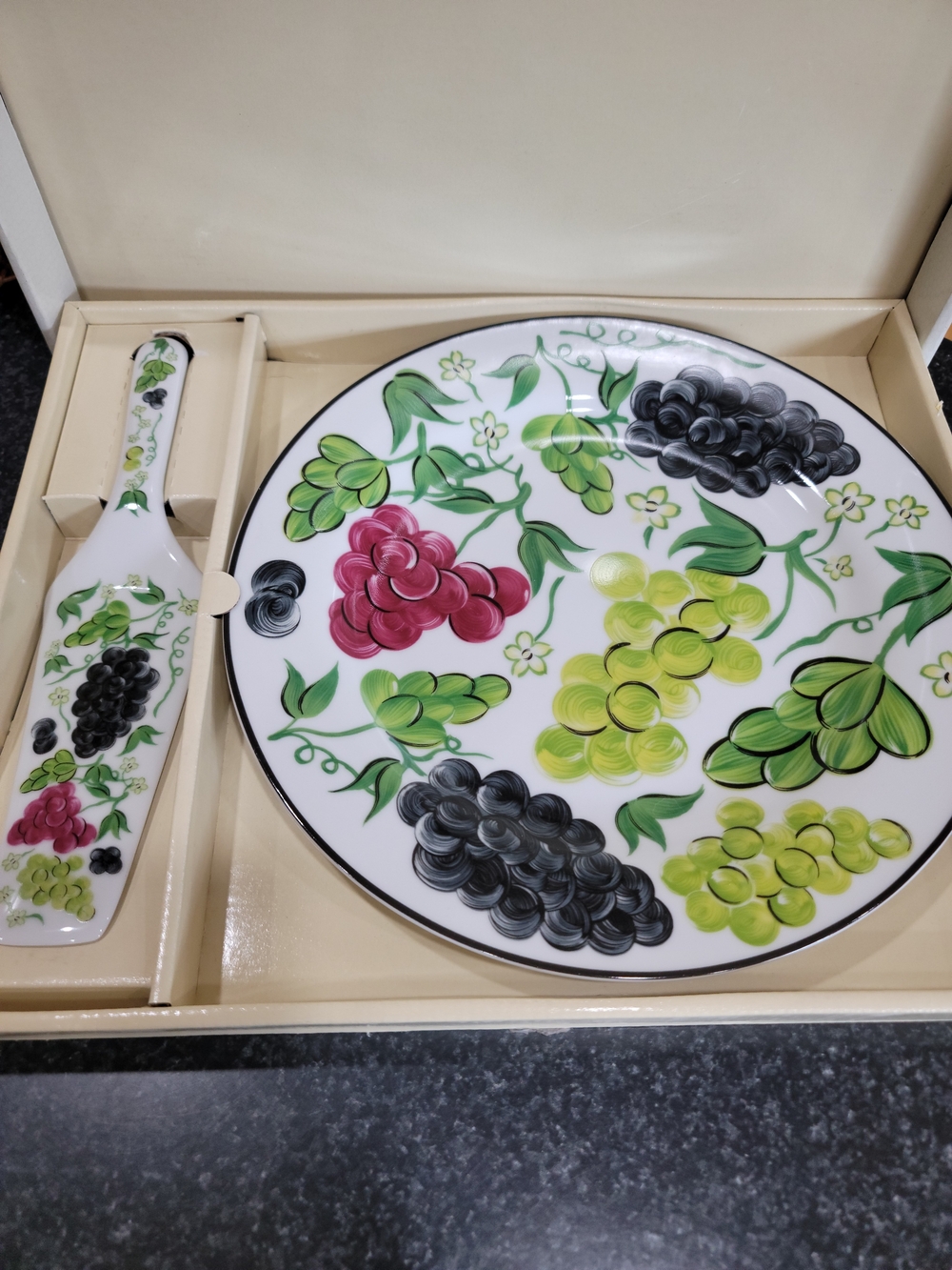 I. Godinger & Co Grapes Vinage ceramic cake plate w/ server glossy white green
